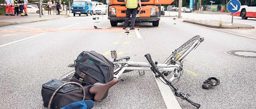 Gefährlich. Eine Kollision mit einem Lkw ist oft der Grund für schwere Verletzungen bei Radfahrern. Verkehrstechnik könnte helfen, Unfälle zu vermeiden.