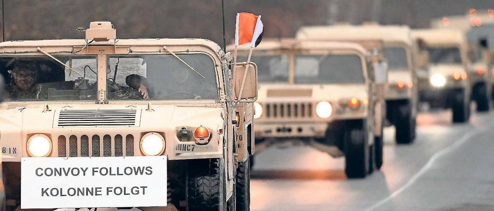 Quer durch Deutschland. Insgesamt 2050 Fahrzeuge verlegt das US-Militär in 102 Konvois auf dem Straßenweg nach Polen oder in die baltischen Staaten. Brandenburg ist zusammen mit Sachsen als Knotenpunkt besonders betroffen.