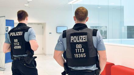 Streng bewacht. Im und vor dem Landtag in Potsdam sicherten Polizisten am Montag den NSU-Untersuchungsausschuss. Die Gefahr von Racheakten aus der rechten Szene an dem Zeugen und früheren V-Mann „Piatto“ ist nach wie vor groß.