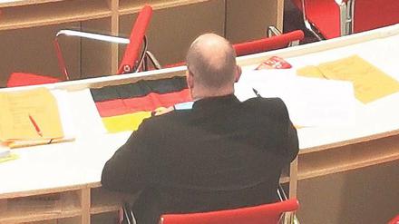 Fußball und Politik. Brandenburgs Landtagsabgeordnete ließen sich das letzte WM-Gruppenspiel der deutschen Mannschaft auch während der Debatte nicht entgehen und fieberten dank Handy mit. Die CDU zeigte sogar Flagge.