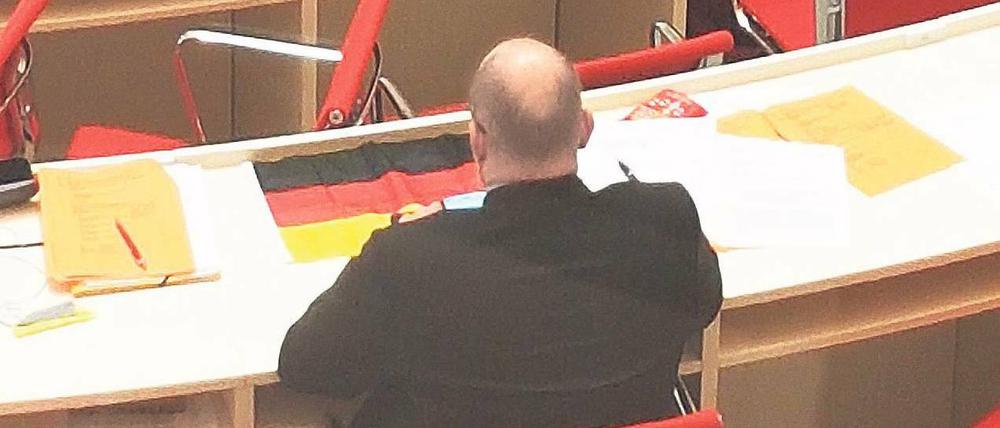 Fußball und Politik. Brandenburgs Landtagsabgeordnete ließen sich das letzte WM-Gruppenspiel der deutschen Mannschaft auch während der Debatte nicht entgehen und fieberten dank Handy mit. Die CDU zeigte sogar Flagge.