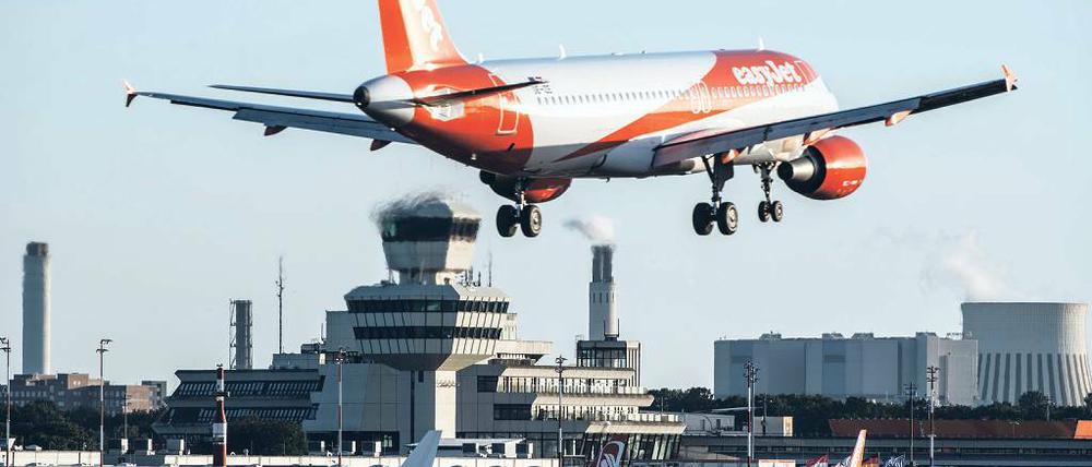 Länger fliegen? Laut einem Gutachten aus Brandenburg wäre das am Flughafen Tegel trotz geplanter Schließung denkbar – aber kompliziert.
