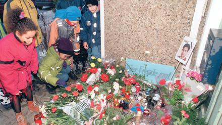 Guben unter Schock. In der Nacht zum 13.Februar 1999 war an dieser Stelle in Guben der Algerier Omar Ben Noui verblutet, als er bei seiner Flucht vor einer Gruppe ausländerfeindlicher Verfolger in eine Scheibe sprang. Kinder legten Blumen nieder. Seine eigene Tochter lernte Omar Ben Noui nie kennen.