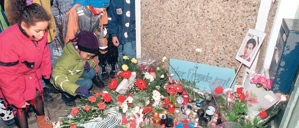 Guben unter Schock. In der Nacht zum 13.Februar 1999 war an dieser Stelle in Guben der Algerier Omar Ben Noui verblutet, als er bei seiner Flucht vor einer Gruppe ausländerfeindlicher Verfolger in eine Scheibe sprang. Kinder legten Blumen nieder. Seine eigene Tochter lernte Omar Ben Noui nie kennen.