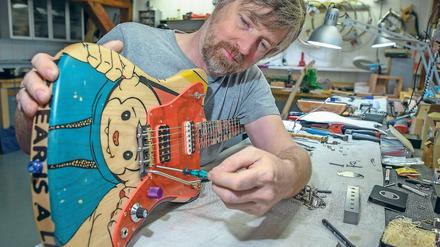 Firestar Artist Edition. So heißt der E-Gitarren-Typ, den Frank Deimel von der Firma Deimel Guitarworks in seiner Werkstatt zusammenbaut. Kunden aus aller Welt kaufen seine Instrumente.