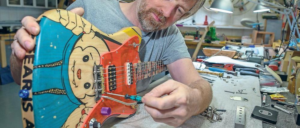 Firestar Artist Edition. So heißt der E-Gitarren-Typ, den Frank Deimel von der Firma Deimel Guitarworks in seiner Werkstatt zusammenbaut. Kunden aus aller Welt kaufen seine Instrumente.