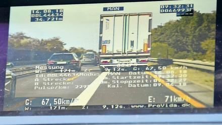 Fünf Sekunden reichen. Mit Videobeweis hält die Polizei Geschwindigkeitsverstöße auf der Autobahn A10 fest. Bei Lastwagen kontrollieren die Beamten neben dem Tempo auch das Einhalten des Sicherheitsabstandes. Das Bilden von Rettungsgassen bei Staus wird testweise sogar aus der Luft überwacht.