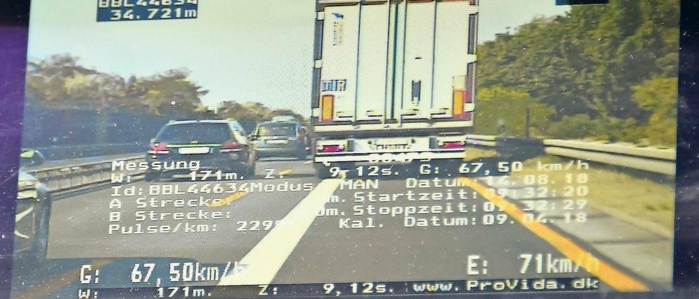 Fünf Sekunden reichen. Mit Videobeweis hält die Polizei Geschwindigkeitsverstöße auf der Autobahn A10 fest. Bei Lastwagen kontrollieren die Beamten neben dem Tempo auch das Einhalten des Sicherheitsabstandes. Das Bilden von Rettungsgassen bei Staus wird testweise sogar aus der Luft überwacht.