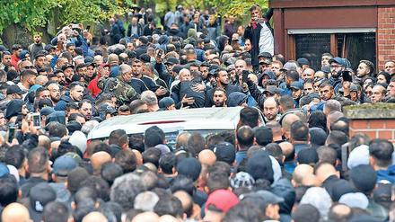 Zahlreich. Rund 2000 Gäste erschienen zur Beerdigung von Nidal R. Foto: P. Zinken/dpa