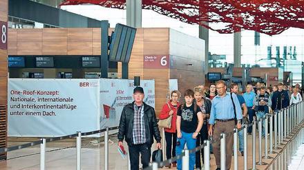 Probelaufen. Besucher erkunden bei einem Tag der offenen Tür das Terminal des unfertigen Flughafens BER. Ein zweites Passagierterminal soll nun gebaut werden. Foto: Patrick Pleul/dpa