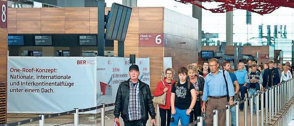Probelaufen. Besucher erkunden bei einem Tag der offenen Tür das Terminal des unfertigen Flughafens BER. Ein zweites Passagierterminal soll nun gebaut werden. Foto: Patrick Pleul/dpa
