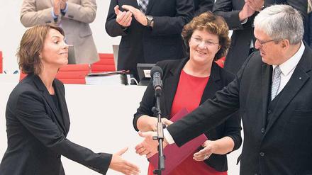 Händeschütteln unter Neulingen. Susanna Karawanskij (Linke, l.) und Jörg Steinbach (parteilos) wurden gestern von Landtagspräsidentin Britta Stark (SPD) als neue Kabinettsmitglieder vereidigt. 