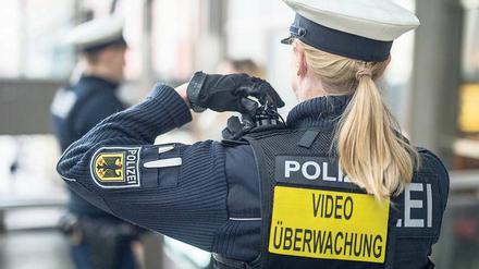 Diskussionsstoff. Für das Gesetz gibt es auch Lob von Praktikern - zum Beispiel für sogenannte Bodycams bei der Polizei.