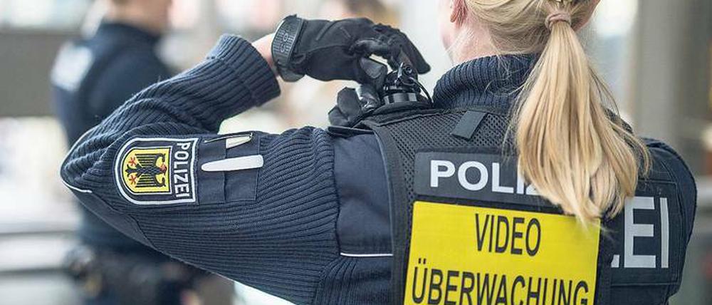 Diskussionsstoff. Für das Gesetz gibt es auch Lob von Praktikern - zum Beispiel für sogenannte Bodycams bei der Polizei.