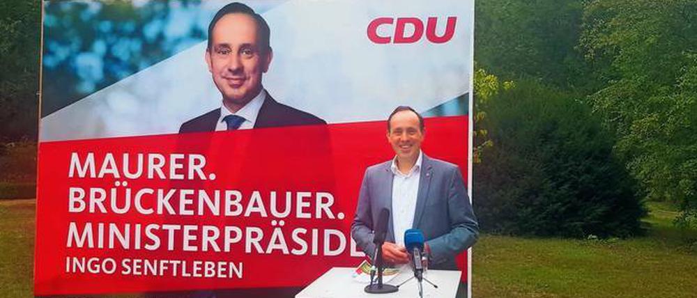 CDU-Spitzenkandidat Ingo Senftleben ruft sich auf einem Plakat als Ministerpräsidenten aus.