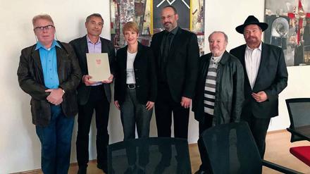 Vertreter des Jüdischen Landesverbandes West nahmen die Urkunde zur Anerkennung als Körperschaft von Ministerin Martina Münch (SPD) entgegen. 
