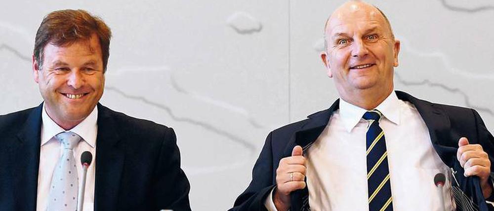 Geld macht glücklich. Doch während Noch-Finanzminister Christian Görke (l., Linke) zum Sparen mahnt, will Dietmar Woidke (SPD) neue Schulden machen. 