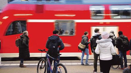 In den Zügen in Brandenburg ist der Platz oft knapp. Wer dann noch das Fahrrad mitnehmen will, bekommt Probleme.
