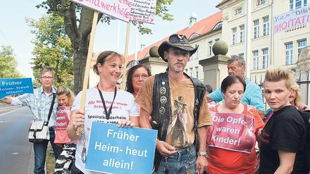 Vor fünf Jahren demonstrierten ehemalige DDR-Heimkinder vor der Potsdamer Staatskanzlei. 