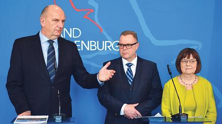 Ministerpräsident Dietmar Woidke (SPD, l.) und seine Stellvertreter Michael Stübgen (CDU) und Ursula Nonnemacher (Grüne).