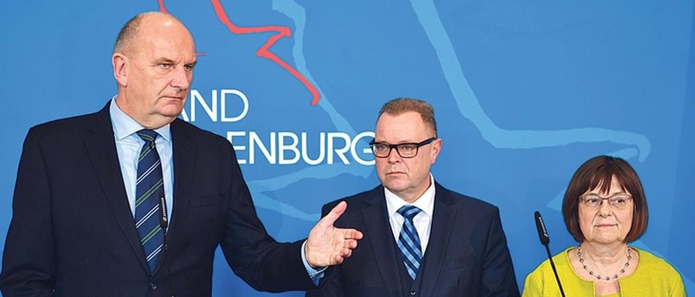 Ministerpräsident Dietmar Woidke (SPD, l.) und seine Stellvertreter Michael Stübgen (CDU) und Ursula Nonnemacher (Grüne).