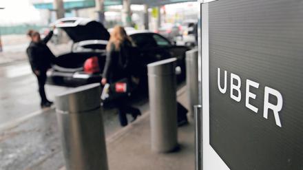 Der Abholpunkt des amerikanischen Dienstleistungsunternehmens Uber auf dem dem LaGuardia-Flughafen in New York. Bald will das Unternehmen auch in Brandenburg im Rahmen eines Pilotprojekts Fahrten anbieten.