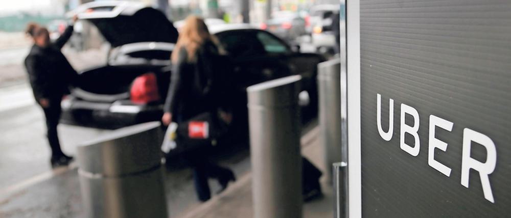 Der Abholpunkt des amerikanischen Dienstleistungsunternehmens Uber auf dem dem LaGuardia-Flughafen in New York. Bald will das Unternehmen auch in Brandenburg im Rahmen eines Pilotprojekts Fahrten anbieten.