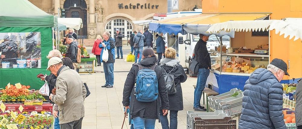 Einkaufen an der frischen Luft. Der Wochenmarkt in Eberswalde (Barnim) war am Freitag trotz Coronakrise noch recht gut besucht. 