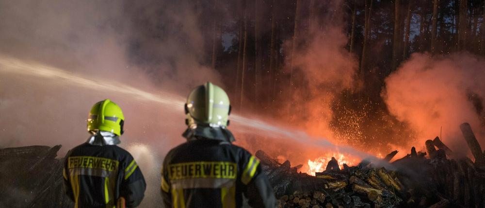 10.000 Kubikmeter brennende Holzstämme musste die Feuerwehr löschen.