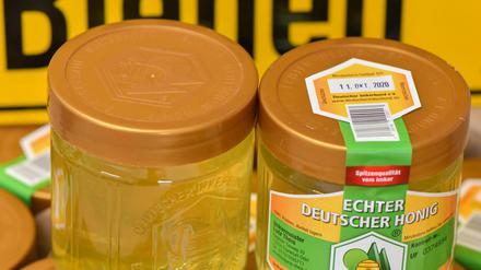 Frisch abgefüllter Robinien-Honig steht auf einem Tisch des Berufsimkers Lutz Theis aus Brandenburg. 