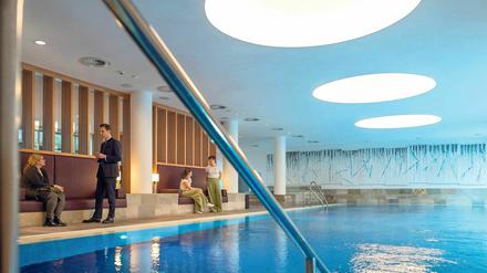 Blick in das Hallenbad des Hotels Esplanade Resort und Spa in Bad Saarow. Das Unternehmen versteht sich selbst als "Hotel für Erwachsene".