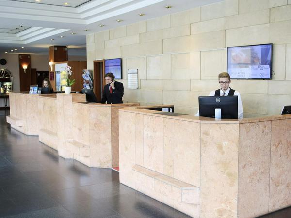 Rezeptionisten wie im Potsdamer Hotel Mercure überprüfen Gästebuchungen. 