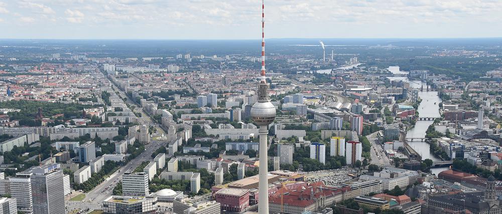 Blick über den Funkturm auf dem Alexanderplatz in Berlin in Richtung Osten.