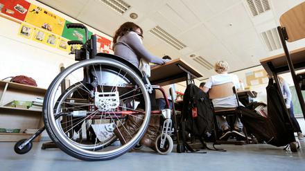 Eine behinderte Schülerin sitzt in ihrem Rollstuhl im Klassenraum einer Integrierten Gesamtschule (Symbolbild). 