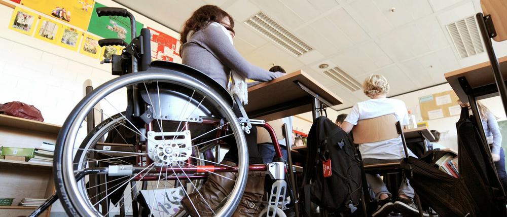 Eine behinderte Schülerin sitzt in ihrem Rollstuhl im Klassenraum einer Integrierten Gesamtschule (Symbolbild). 