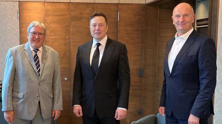 Elon Musk inmitten von Wirtschaftsminister Jörg Steinbach (l.) und Dietmar Woidke.