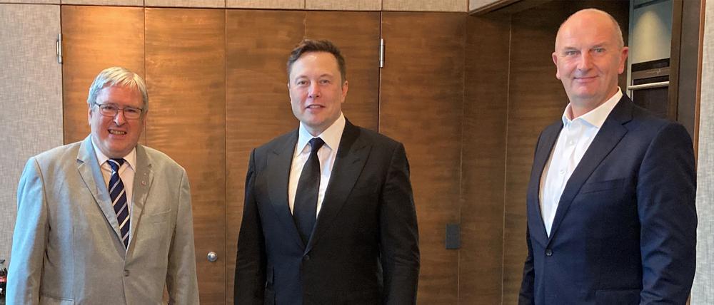 Elon Musk inmitten von Wirtschaftsminister Jörg Steinbach (l.) und Dietmar Woidke.