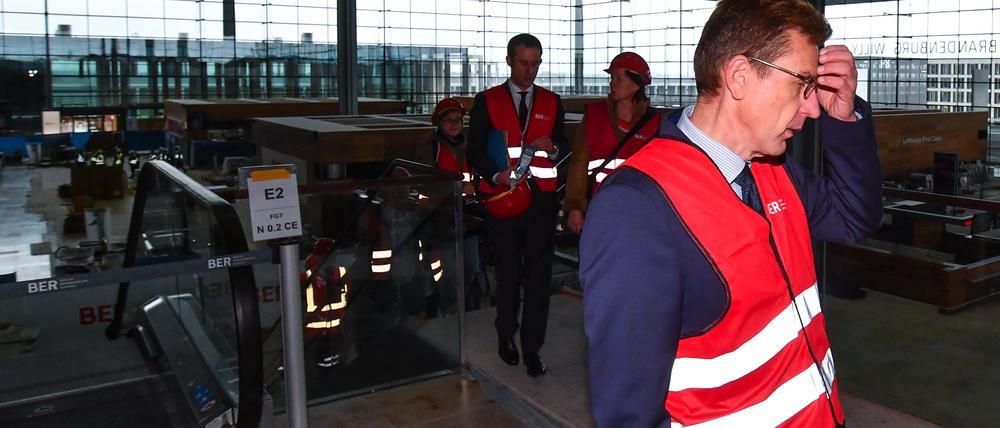 BER-Flughafenchef Karsten Mühlenfeld droht der Rausschmiss.