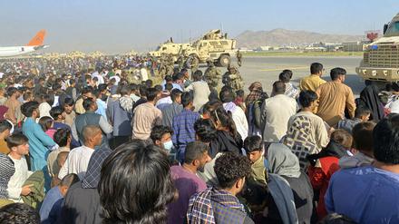 Der Flughafen in Kabul: Nach der Machtübernahme der Taliban wollen viele Afghanen aus ihrer Heimat fliehen.