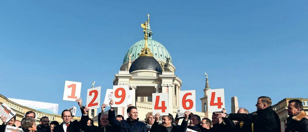 Die Volksinitiative "Bürgernähe erhalten, Kreisreform stoppen" hat nach eigenen Angaben 129.464 Unterschriften gesammelt.