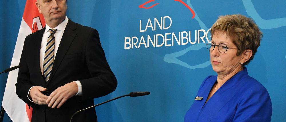 Verhärtete Fronten: Brandenburgs Ministerpräsident Dietmar Woidke (SPD) und die Brandenburger Oberbürgermeisterin Dietlind Tiemann (CDU) sprechen nach dem Spitzentreffen über die Kreisreform.