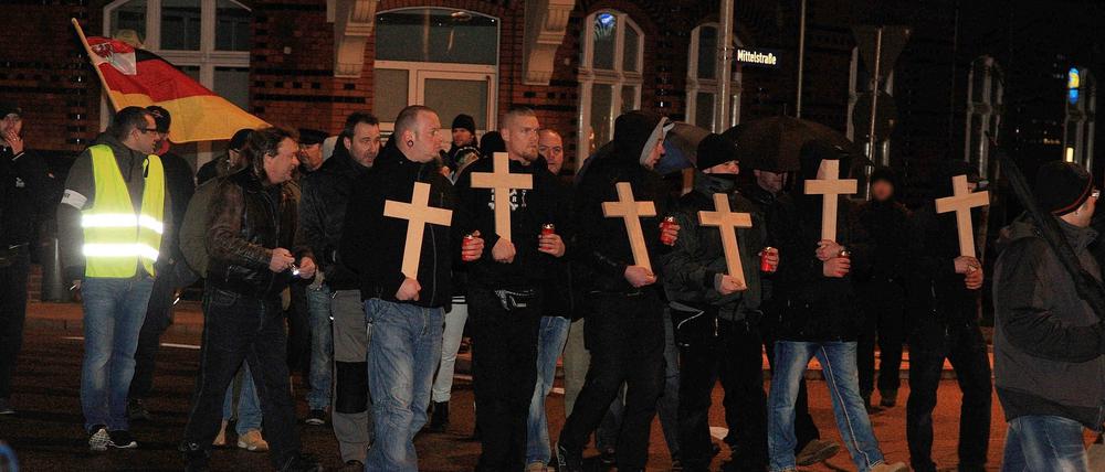 Rechtsextremisten aus Premnitz und Potsdam trugen Holzkreuze sowie Grabkerzen.