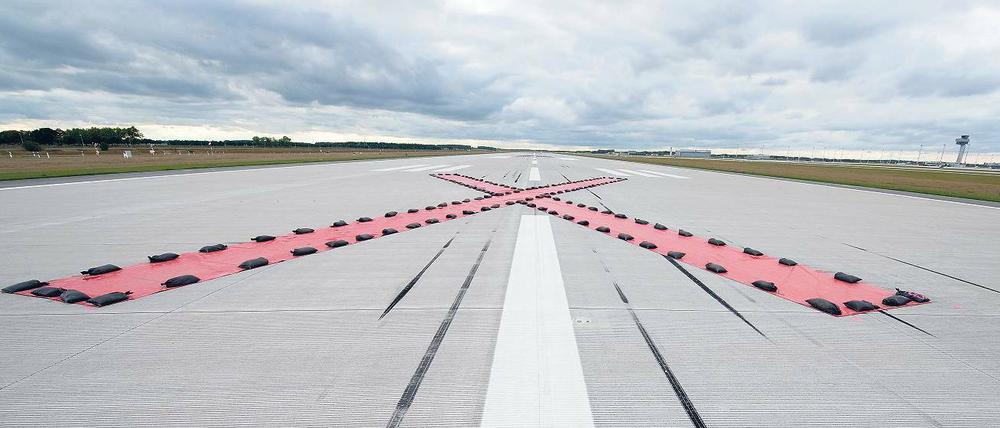 Es ist ein Kreuz. Die gesperrte Start- und Landebahn des neuen Großflughafens ist zum Sinnbild für die andauernde Krise auf der BER-Baustelle geworden. Ein Ende der schlechten Nachrichten aus Schönefeld ist bisher nicht absehbar.