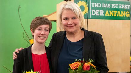 Julia Schmidt (l.) und Alexandra Pichl sind die neu gewählten Landesvorsitzenden der Partei Bündnis 90/Die Grünen in Brandenburg.