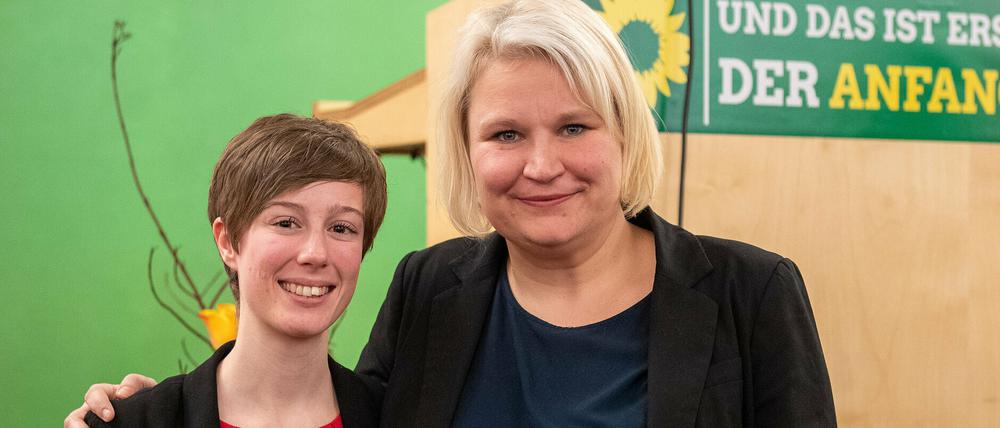 Julia Schmidt (l.) und Alexandra Pichl sind die neu gewählten Landesvorsitzenden der Partei Bündnis 90/Die Grünen in Brandenburg.