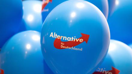 Luftballons mit dem Logo der AfD