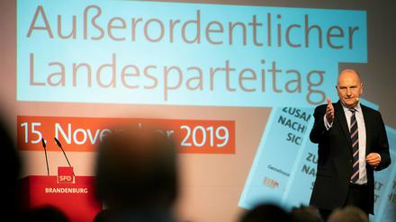 Dietmar Woidke (SPD), Ministerpräsident von Brandenburg, beim außerordentlichen Landesparteitag der SPD Brandenburg am Freitag.