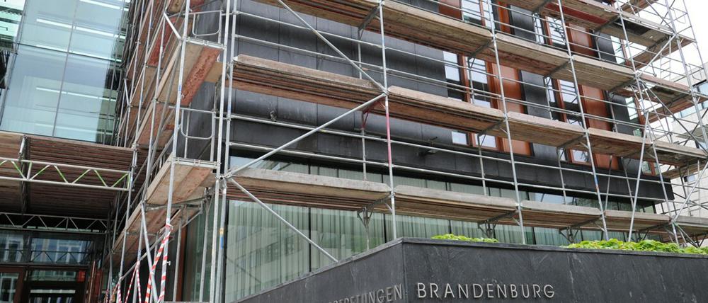 Im Oktober 2001 wurde die gemeinsame Landesvertretung Brandenburgs und Mecklenburg-Vorpommerns in Berlin eröffnet. Nach nur zehn Jahren muss die Fassade für rund 1,6 Millionen Euro komplett erneuert werden.
