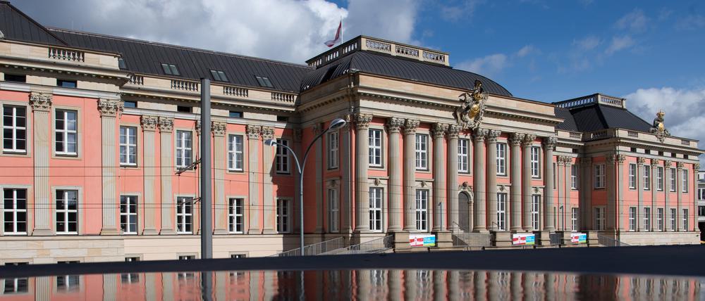 Die AfD könnte laut einer aktuellen Umfrage von infratest dimap als stärkste Kraft in den neuen Brandenburger Landtag einziehen.