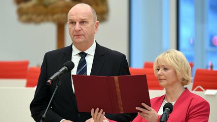 Dietmar Woidke (SPD) spricht neben Landtagspräsidentin Ulrike Liedtke den Amtseid. 